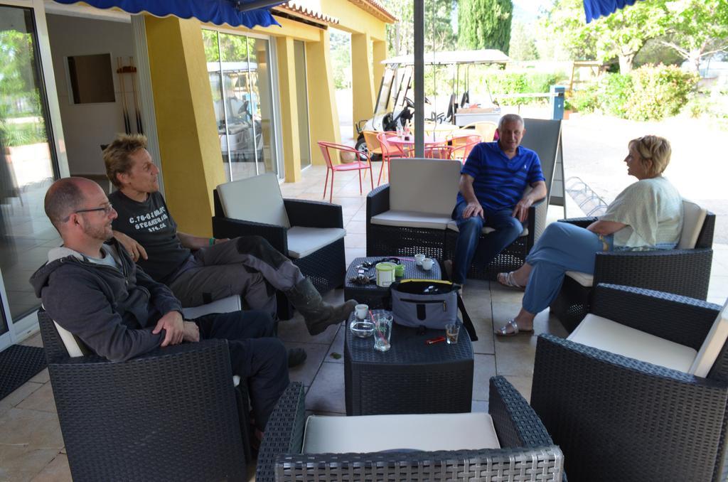 Camping La Vidaresse Hotel Sainte-Anastasie-sur-Issole Bagian luar foto