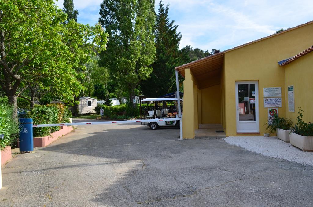 Camping La Vidaresse Hotel Sainte-Anastasie-sur-Issole Bagian luar foto